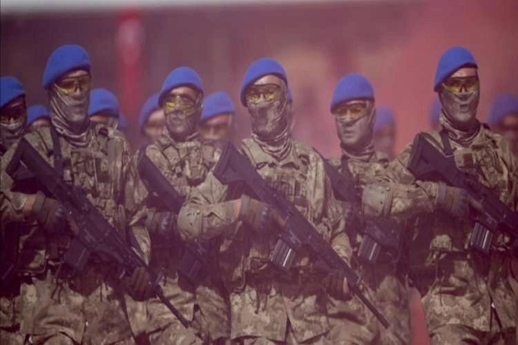 Zorlu eğitimi tamamlayan komandolar yemin etti haberinin görseli