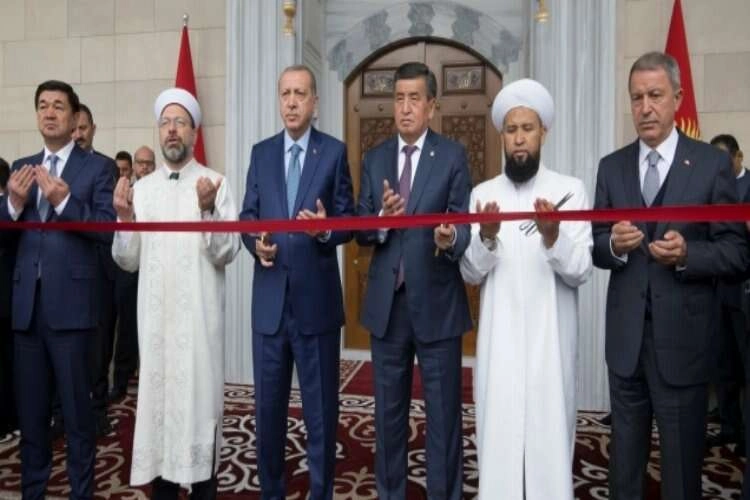 Dünyanın dört bir yanında TDV'nin inşa ettiği camilerde ezan sesi yankılanıyor haberinin görseli