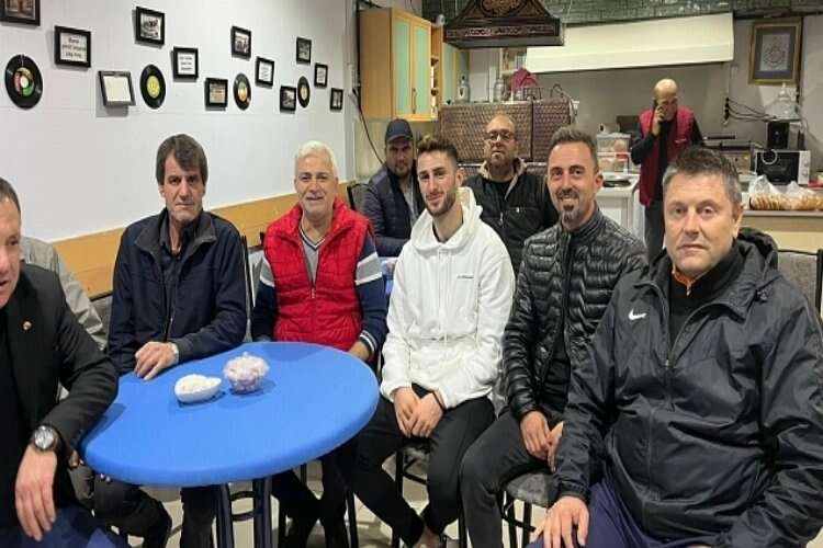 Milli futbolcuyu kahvehanede görenler şaşırdı haberinin görseli
