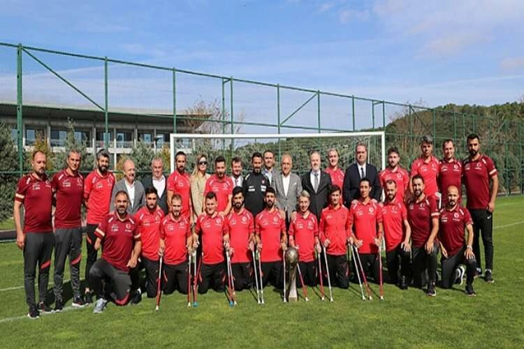 TFF Başkanı Büyükekşi, dünya şampiyonu Ampute Futbol Milli Takımı'yla buluştu haberinin görseli