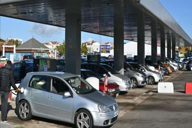 Fransa'da hükümet akaryakıt grevinde 