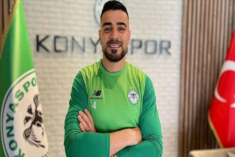 Konyaspor'un savunma oyuncusu Adil Demirbağ rakip golcülere geçit vermiyor haberinin görseli