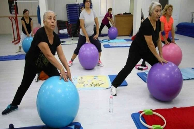 Bayraklı'da spor kursları artarak devam ediyor haberinin görseli