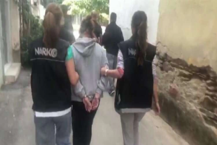 Canlı yayında uyuşturucu kullanan kadın serbest bırakıldı haberinin görseli