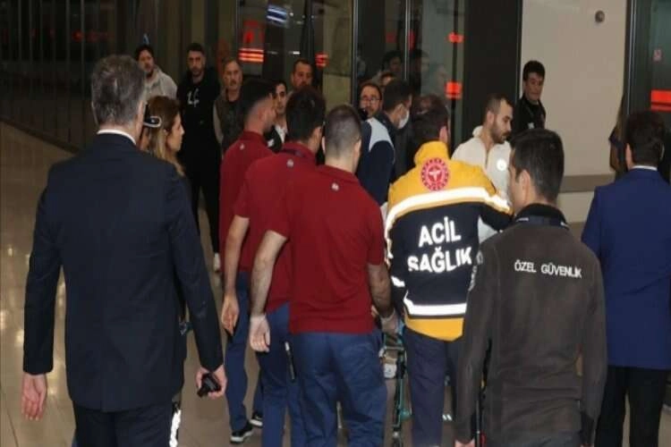 İstanbul'da tedavileri süren maden ocağı patlamasında yaralananların yakınları hastanede bekliyor haberinin görseli