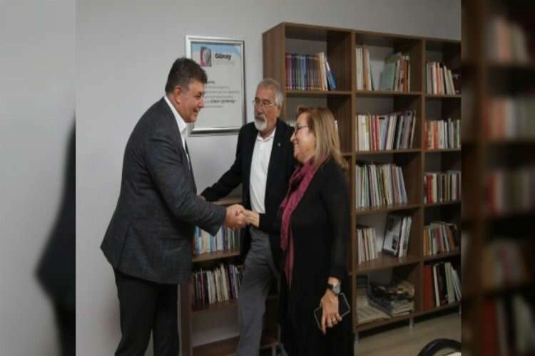Karşıyakalı çiftten anlamlı kitap bağışı haberinin görseli