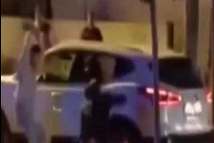 İzmir’de yol verme kavgasında dehşete düşüren görüntü: Kafasına kaldırım taşı ile böyle vurdular haberinin görseli