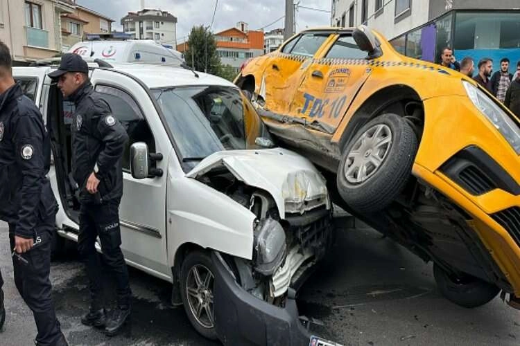 Sultanbeyli’de iki ticari araç çarpıştı: 4 yaralı haberinin görseli