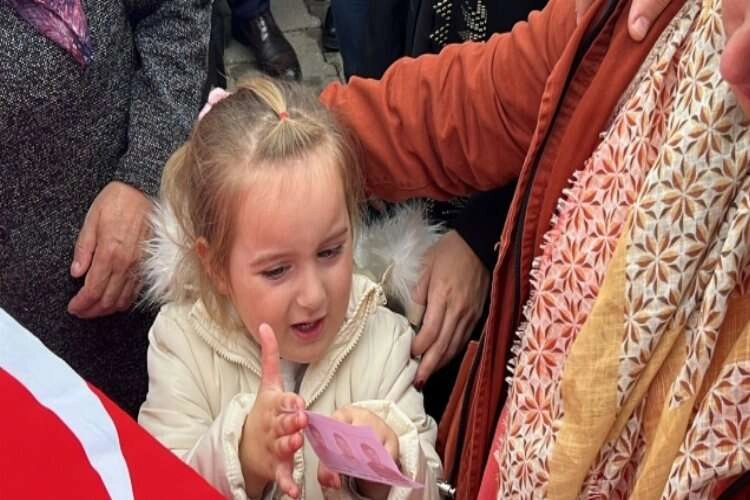 Yürekler dağlandı: Babasının fotoğrafını annesine işte böyle gösterdi haberinin görseli