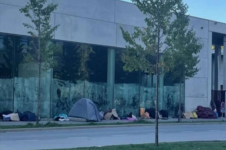 Refakatsiz çocukları sokağa terk eden Belçika, sığınmacı krizini çözmek için isteksiz haberinin görseli