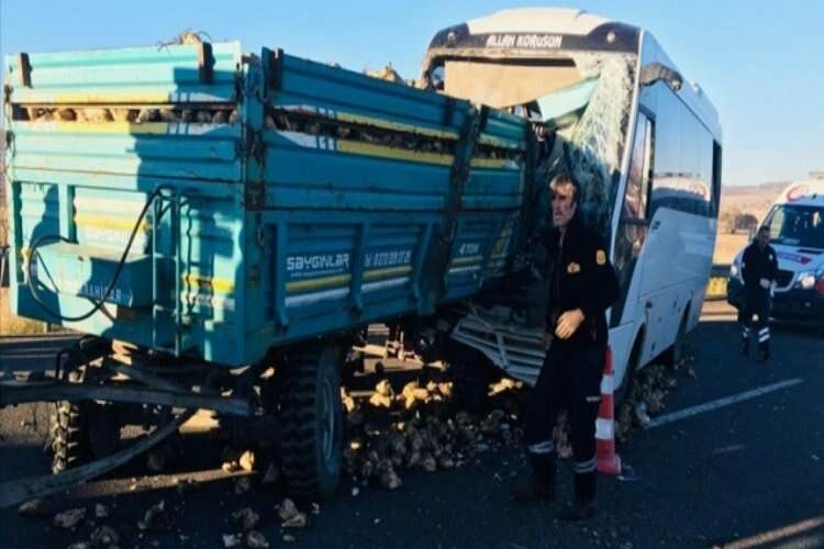 Kütahya'da işçi servisi ile traktörün çarpıştığı kazada 22 kişi yaralandı haberinin görseli