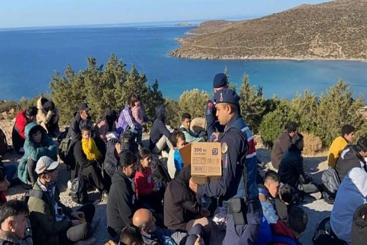 İzmir'de 107 düzensiz göçmen ve 11 organizatör yakalandı haberinin görseli