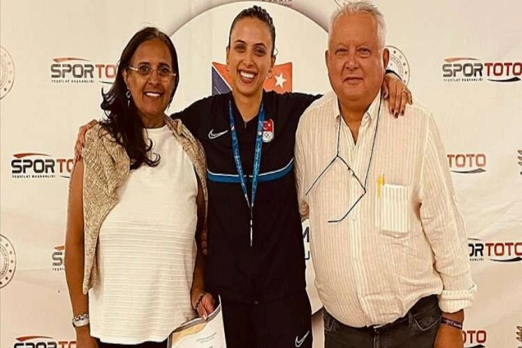 Milli eskrimci İrem Karamete, 2024 Paris Olimpiyatları'na katılabilmek için çalışmayı sürdürüyor haberinin görseli