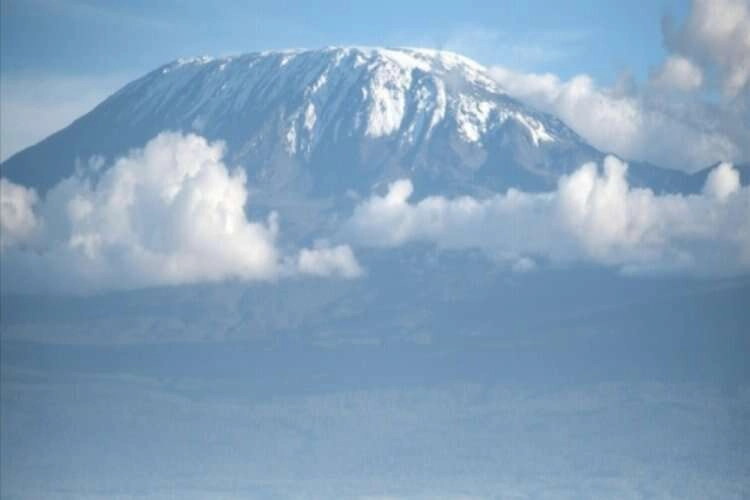 Afrika'nın en yüksek dağı Kilimanjaro 6 gündür alevlere teslim haberinin görseli