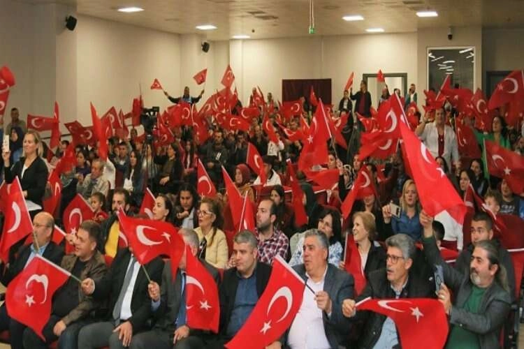 Kınıklılar Cumhuriyeti kırmızı beyaz kutladı haberinin görseli