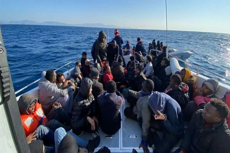 İzmir açıklarında 77 düzensiz göçmen kurtarıldı haberinin görseli
