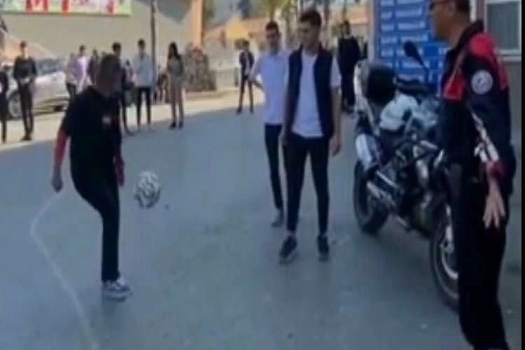 İzmir’de polis ile kadın öğretmenden futbol şov haberinin görseli