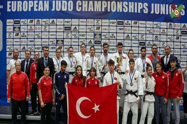 Judoda 2022 yılı gençlerin altın yılı oldu haberinin görseli