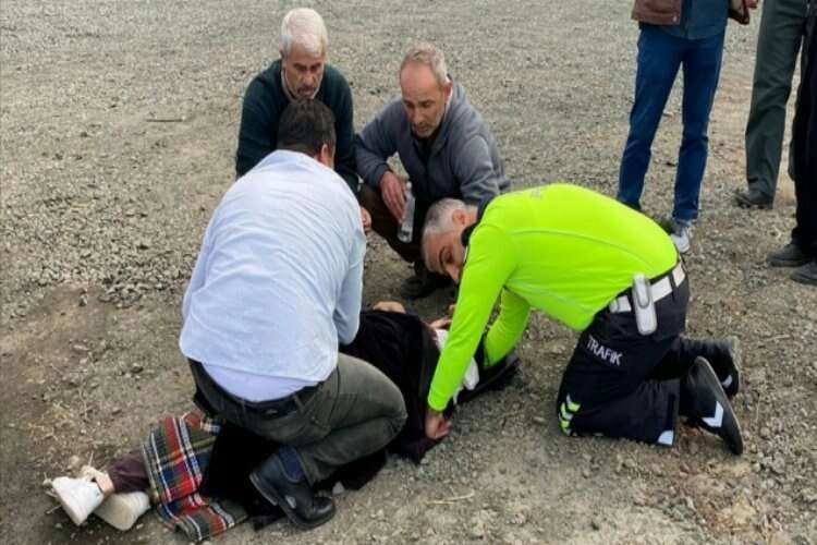 Trafik polisi, yaptığı ilk yardımla çocuğun hayatını kurtardı