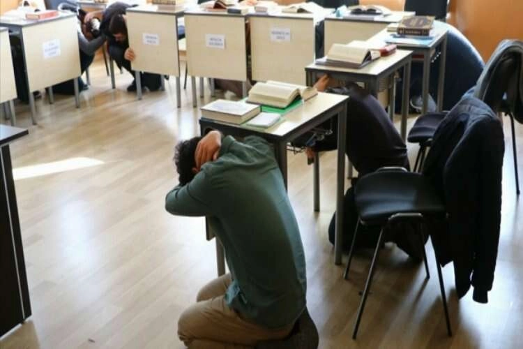 Ülke genelinde yapılacak 'Çök, kapan ve tutun' tatbikatı deprem farkındalığını artıracak haberinin görseli