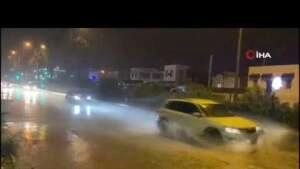Bodrum'da sağanak yağış cadde ve sokakları göle çevirdi