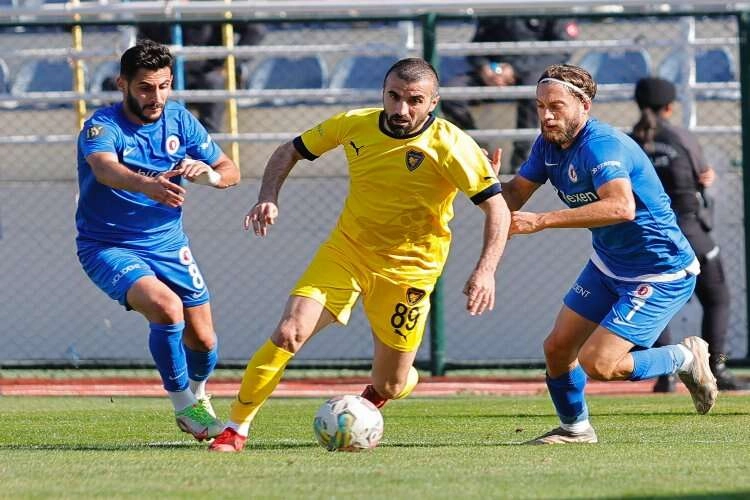 Erhan Çelenk atıyor, Bucaspor 1928 kazanıyor haberinin görseli