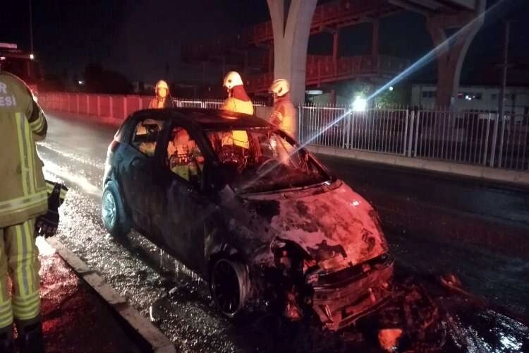 İzmir’de seyir halindeki otomobil alev alev yandı haberinin görseli