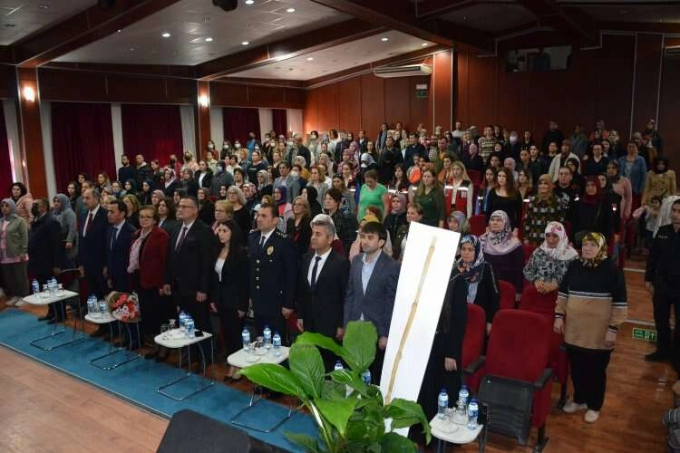 Narkotik polisinden Bergamalı annelere uyuşturucu semineri haberinin görseli
