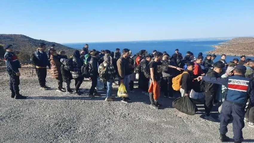 İzmir'de yurt dışına kaçmaya çalışan 180 göçmen yakalandı