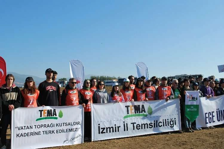 İzmir’de 42 bin fidan toprakla buluştu haberinin görseli