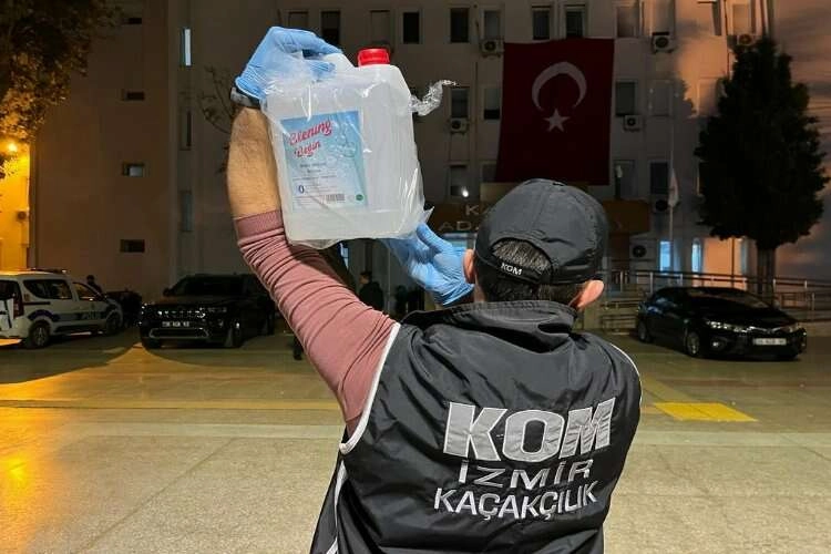 İzmir polisinden sahte etil alkol kaçakçılarına operasyon haberinin görseli