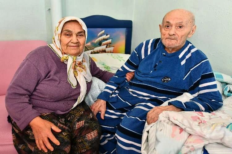 İzmir Büyükşehir Belediyesinin evde bakım hizmeti yüzleri güldürüyor haberinin görseli