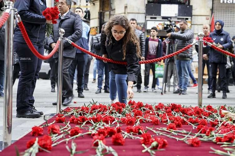 Terör saldırısında hayatını kaybedenler İstiklal Caddesi'nde anılıyor haberinin görseli