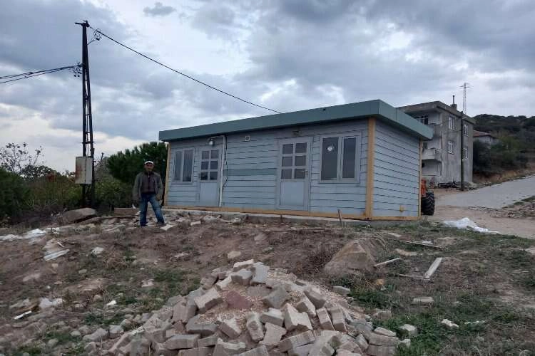 5 yıl önce evi yandı yıllarca evini bekledi, evi geldi bu kez de elektriksiz kaldı haberinin görseli