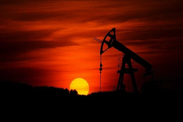 Brent petrolün varil fiyatı 93,21 dolar haberinin görseli