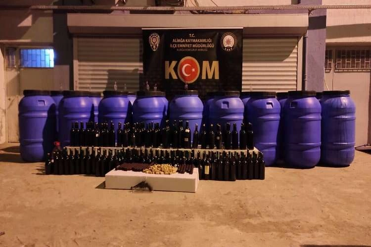 İzmir polisi muhtemel facianın önüne geçti: 4 ton sahte şarap ele geçirildi haberinin görseli