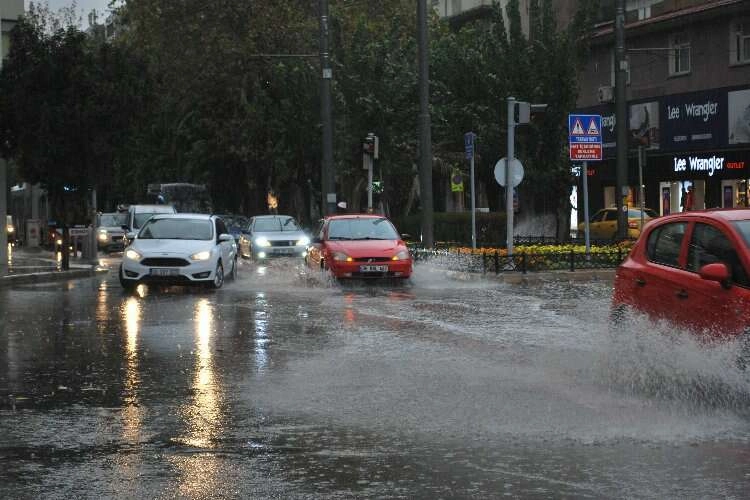 İzmir’i sağanak vurdu