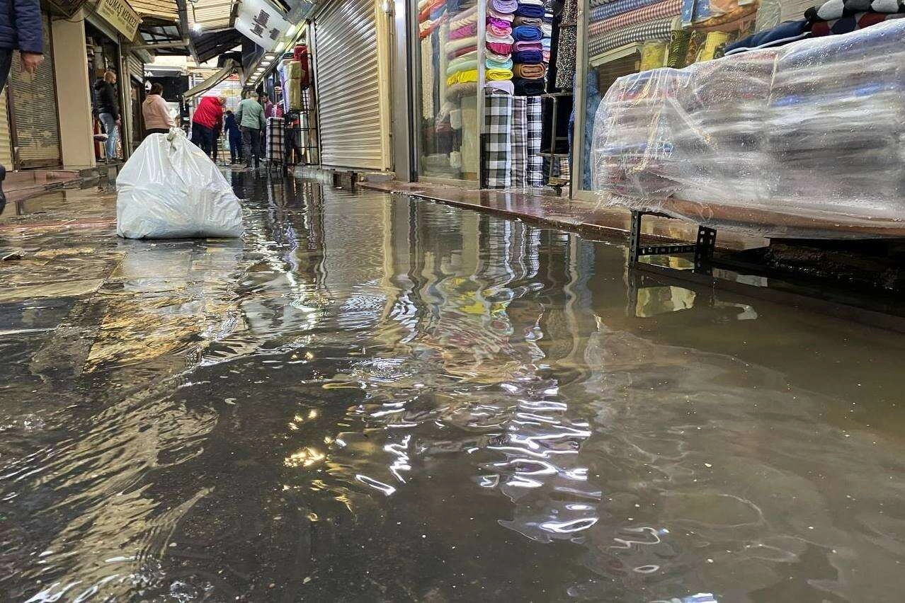 İzmir’de esnafın yağmur çilesi