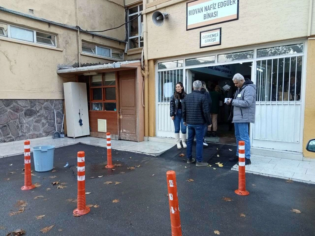İzmir'de 29 bin 335 öğretmen, Öğretmenlik Kariyer Basamakları Sınavı'na girdi