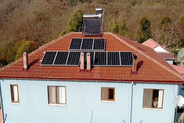 Sakarya'da elektriği güneş panellerinden elde eden köylüler memnun haberinin görseli