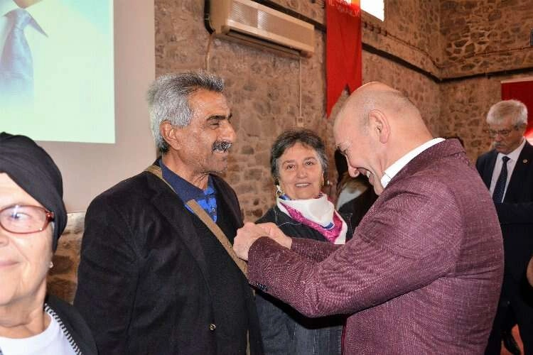 CHP İzmir’den rozet şov: Sıkın dişinizi az kaldı! haberinin görseli