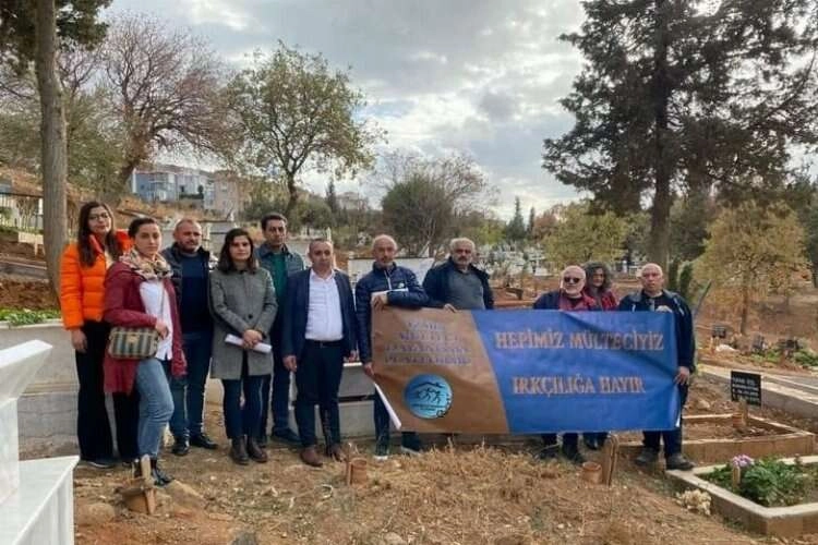 Yakılan mülteci işçiler mezarı başında anıldı haberinin görseli