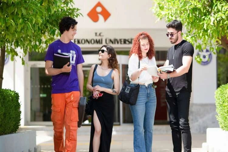 İEÜ'den yabancı dil eğitiminde Türkiye’ye örnek başarı haberinin görseli