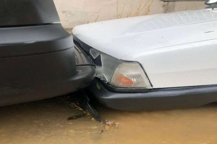 Bornova'da sel suları bir otomobili böyle sürükledi