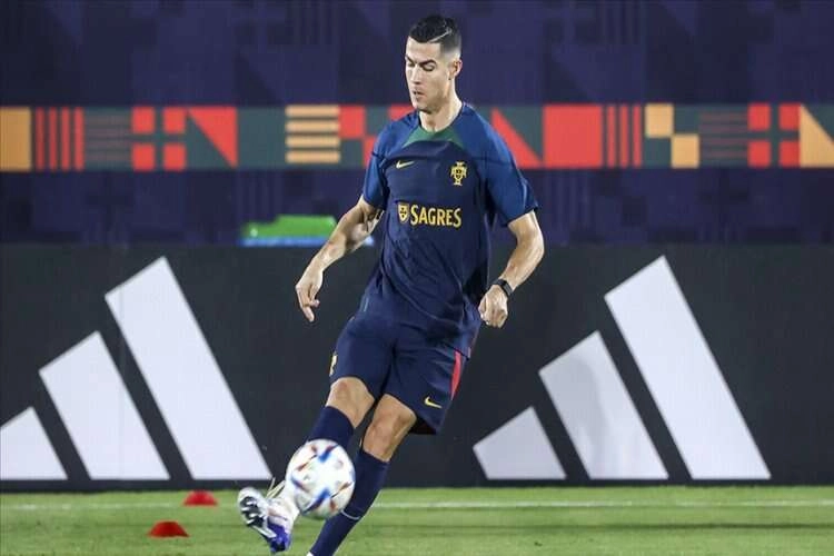 Ronaldo, gazetecilerden takım arkadaşlarına kendisini sormamalarını istedi haberinin görseli
