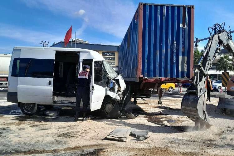 İzmir’de feci kaza: 1’i ağır 6 cezaevi personeli yaralı haberinin görseli