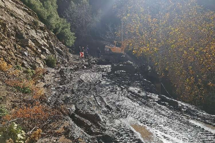 İzmir'de aşırı yağış sonrası oluşan heyelan yolu kapattı haberinin görseli