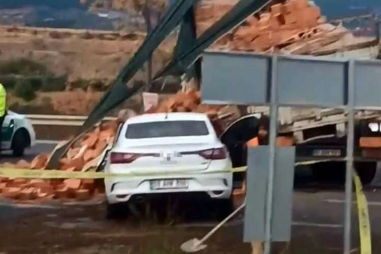 Otomobil, tuğla yüklü kamyonla çarpıştı: 1 ölü haberinin görseli