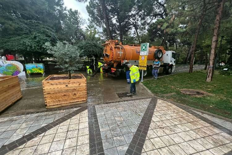 İZSU ve itfaiye ekipleri yağış nöbetinde