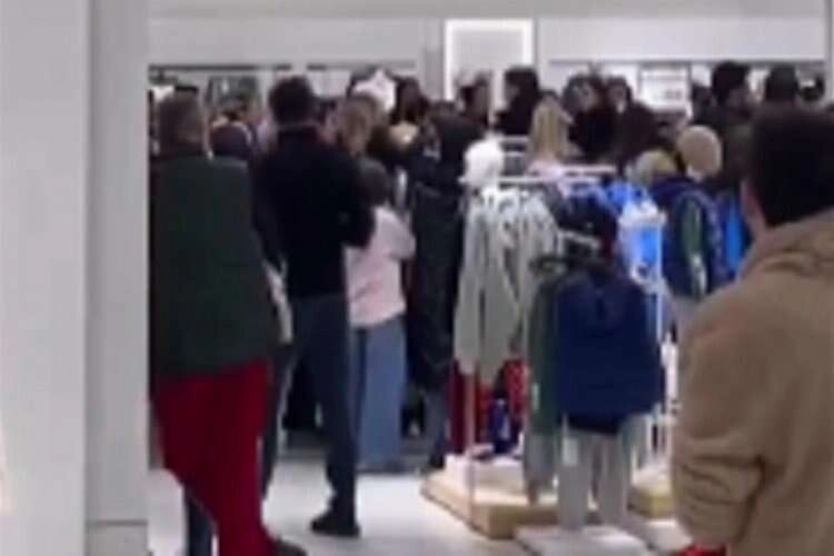 İzmir'de AVM'lerde indirim izdihamı haberinin görseli